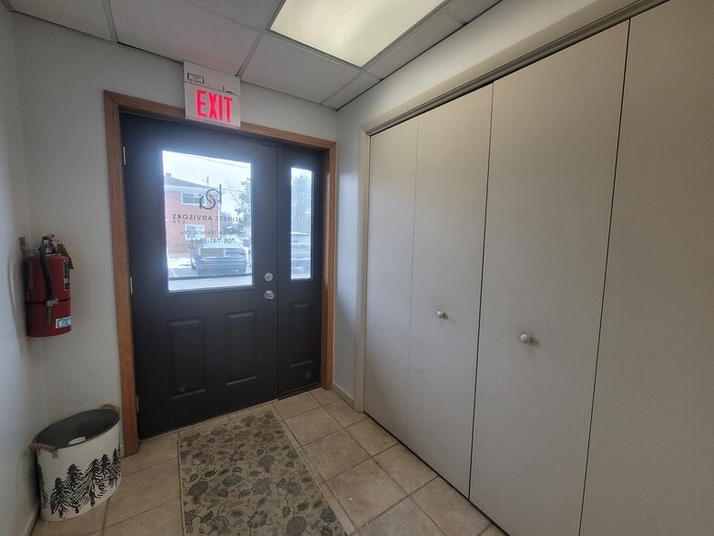 More Photos Of 14340 S La Grange Rd, Orland Park Office Residential For Sale