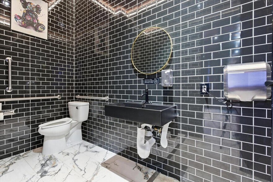 More Photos Of 2113 S Air Depot Blvd, Oklahoma City General Retail For Sale
