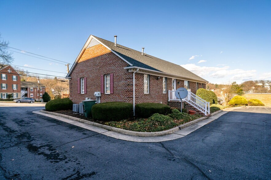 More Photos Of 413 N Coalter St, Staunton Office Residential For Lease