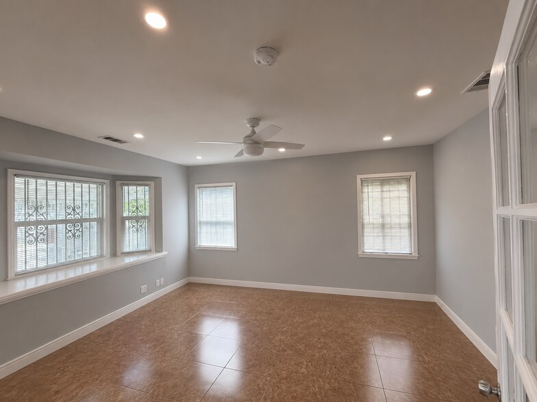 More Photos Of 11628-11630 Victory Blvd, North Hollywood Freestanding For Sale