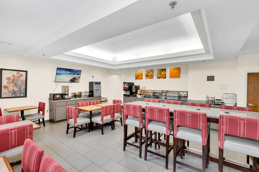 More Photos Of 400 E International Speedway Blvd, Deland Hotel For Sale