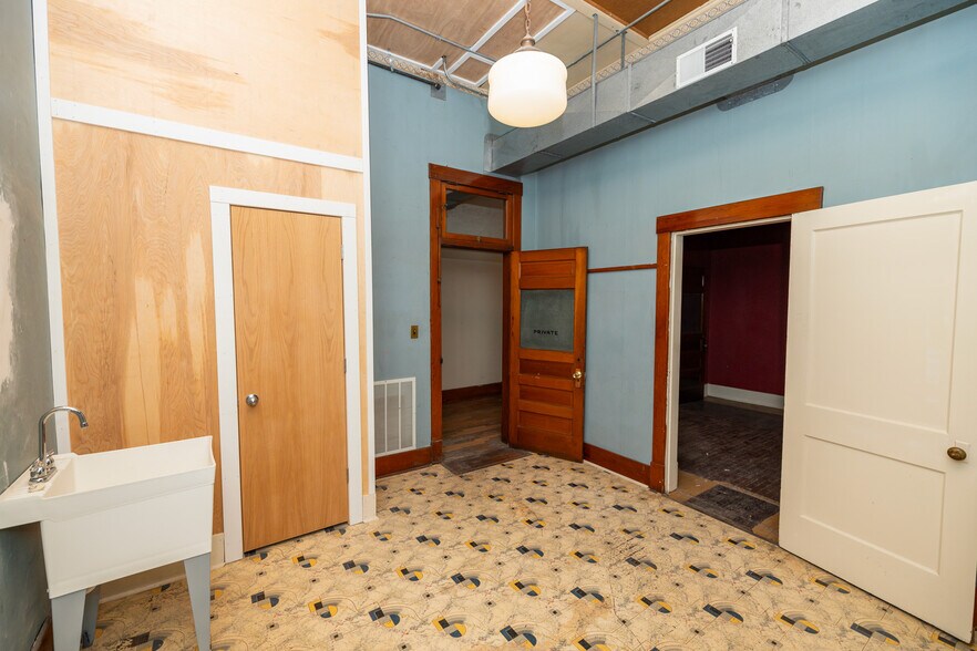 More Photos Of 108 S Santa Fe Ave, Salina General Retail For Lease