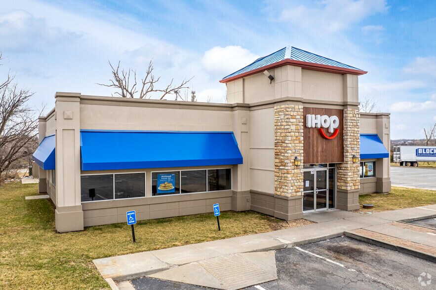 More Photos Of 5201 NW 64th St, Kansas City Restaurant For Lease