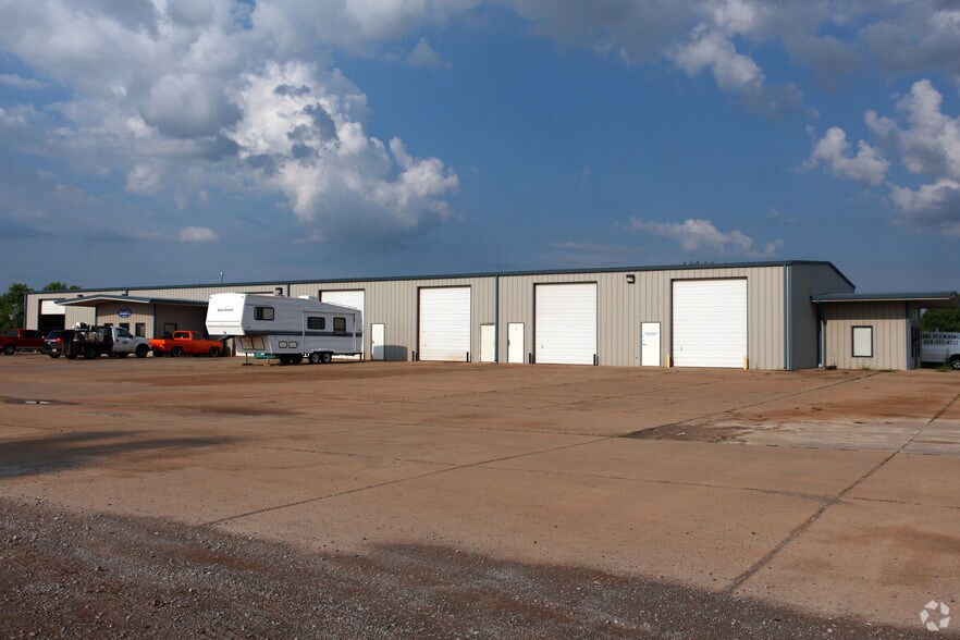 More Photos Of 660 W SW 59th St, Mustang Warehouse For Lease