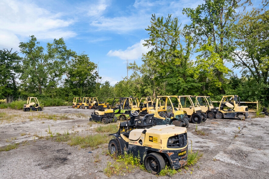 More Photos Of 60 Williams St, Grand River Warehouse For Sale