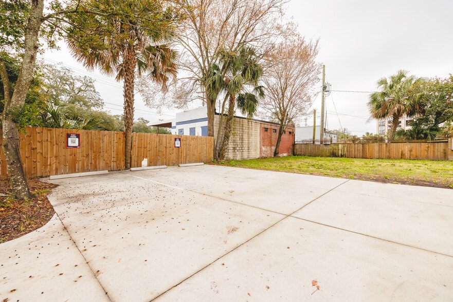 More Photos Of 9 W 43rd St, Savannah Office For Lease