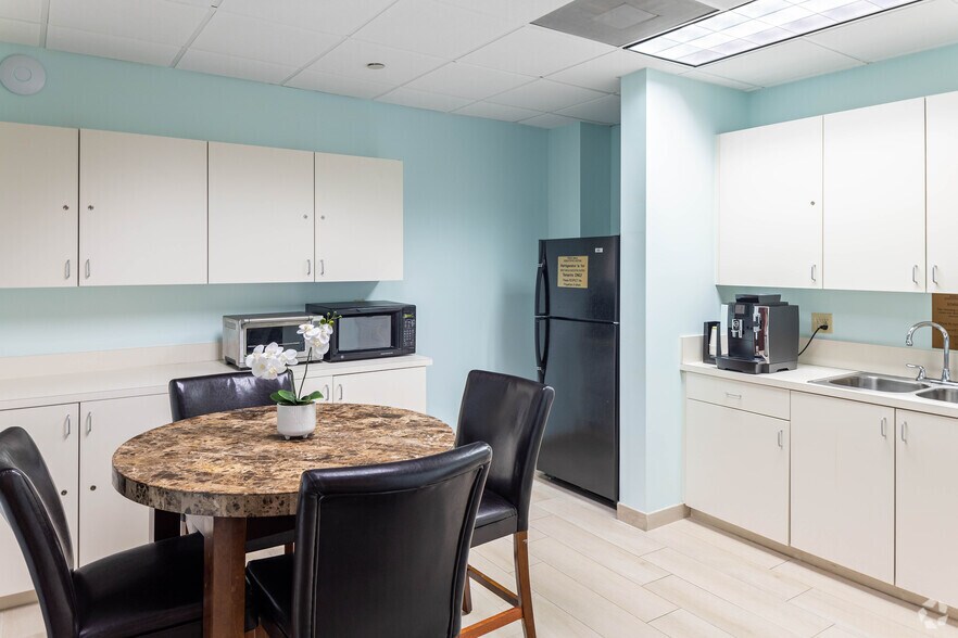 More Photos Of 7777 Glades Rd, Boca Raton Office For Lease