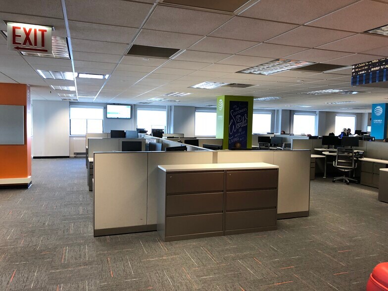 More Photos Of 2401 W Grace St, Chicago Office For Lease