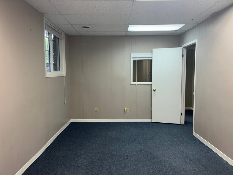 More Photos Of 191 Queensway W, Simcoe Office For Lease