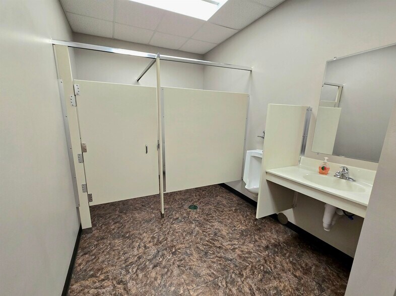 More Photos Of 1545 Associates Dr, Dubuque Office For Lease
