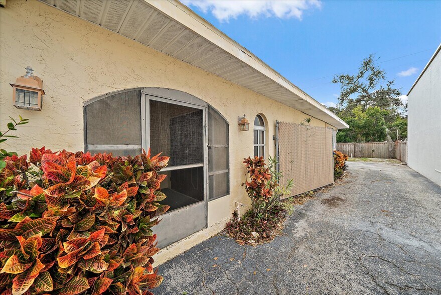 More Photos Of 2072-2074 Constitution Blvd, Sarasota Office For Sale