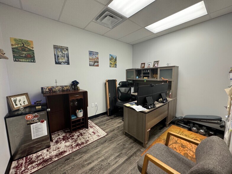 More Photos Of 7400-7440 NW River Park Dr, Parkville General Retail For Lease