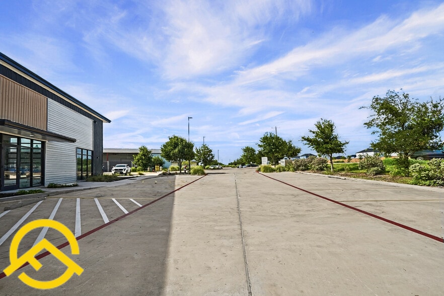 More Photos Of 300 Co Rd 199, Hutto Flex For Lease