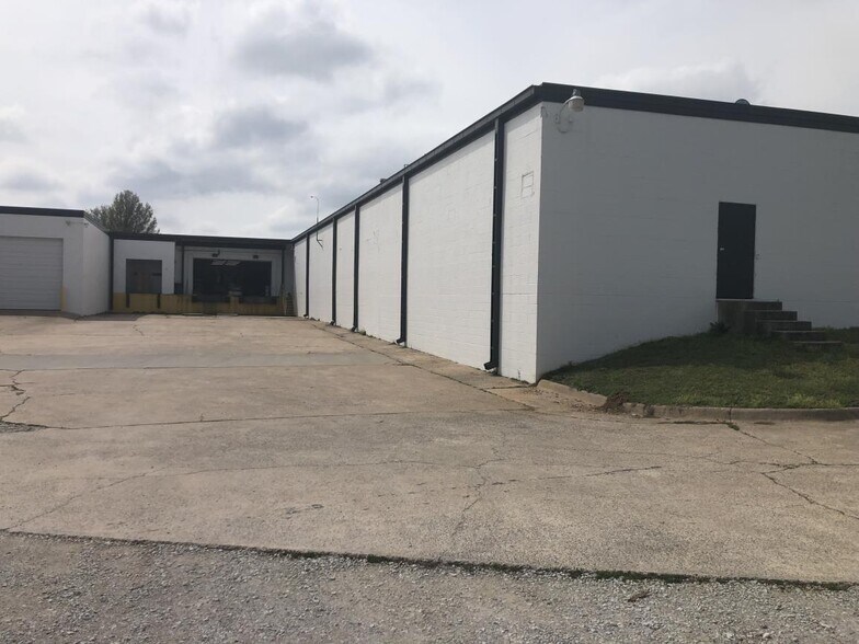 More Photos Of 113 W South St, Lincoln Warehouse For Sale