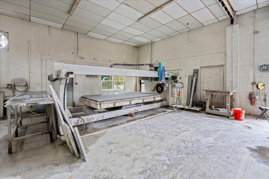 More Photos Of 1434 Market Cir, Port Charlotte Warehouse For Sale