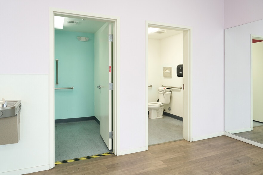 More Photos Of 1027 S Main St, Las Vegas Office For Lease