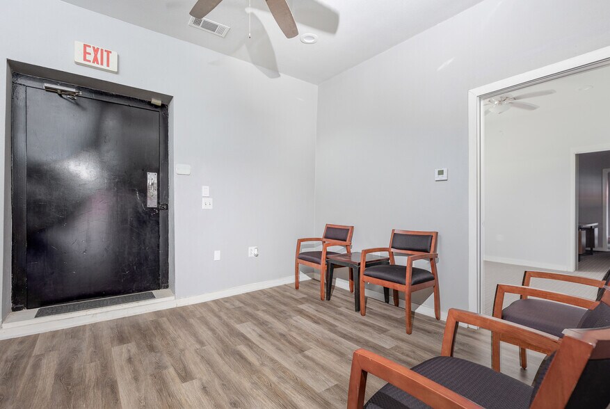 More Photos Of 1024 S First St, Sherman Warehouse For Lease