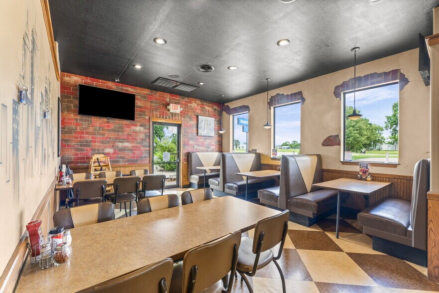 More Photos Of 2150 N State St, Iola Restaurant For Lease