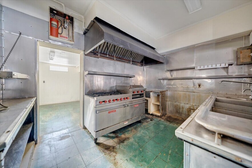 More Photos Of 630 Lowe St, Buchanan Restaurant For Sale