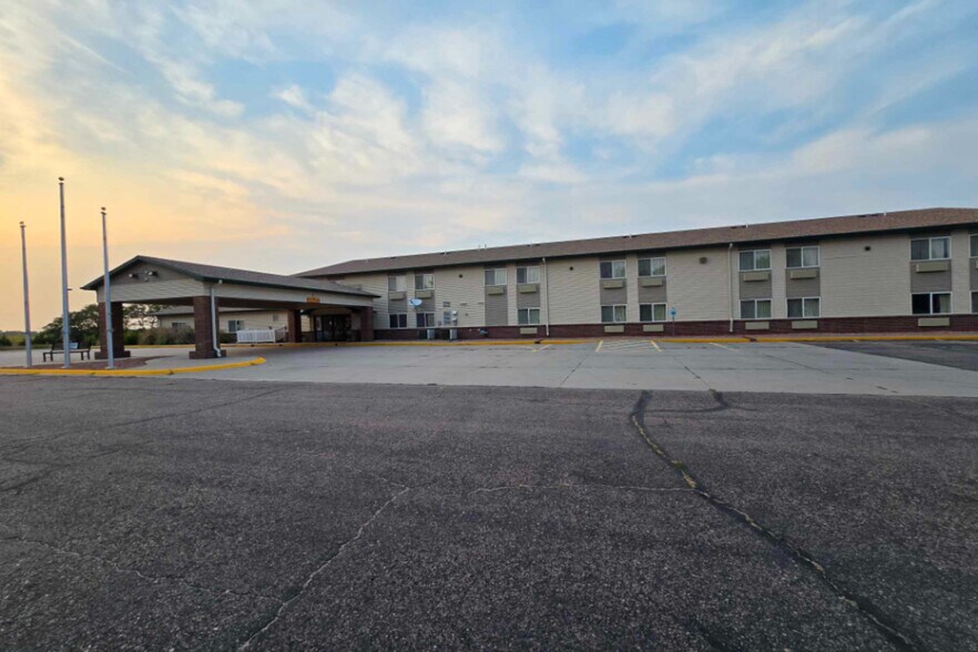 More Photos Of 748 E 12th St, Imperial Hotel For Sale