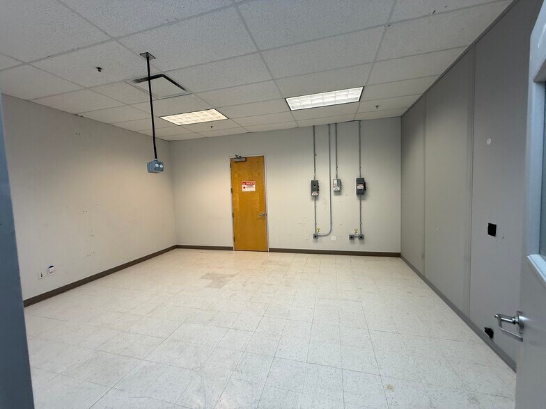 More Photos Of 2526 Qume Dr, San Jose Light Distribution For Lease