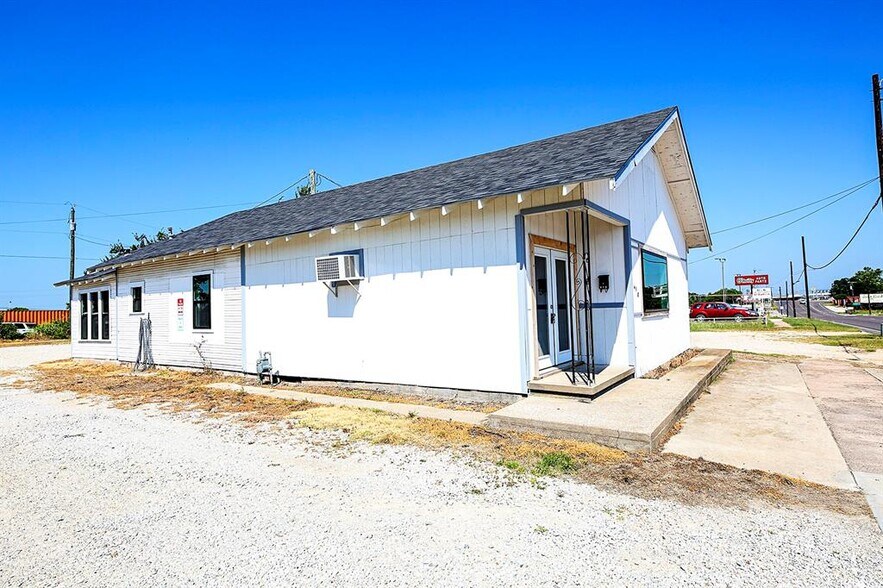 More Photos Of 410 W Wise St, Bowie Light Manufacturing For Sale