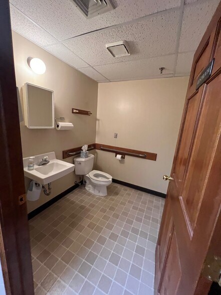 More Photos Of 402-404 Thames St, Groton Office For Lease