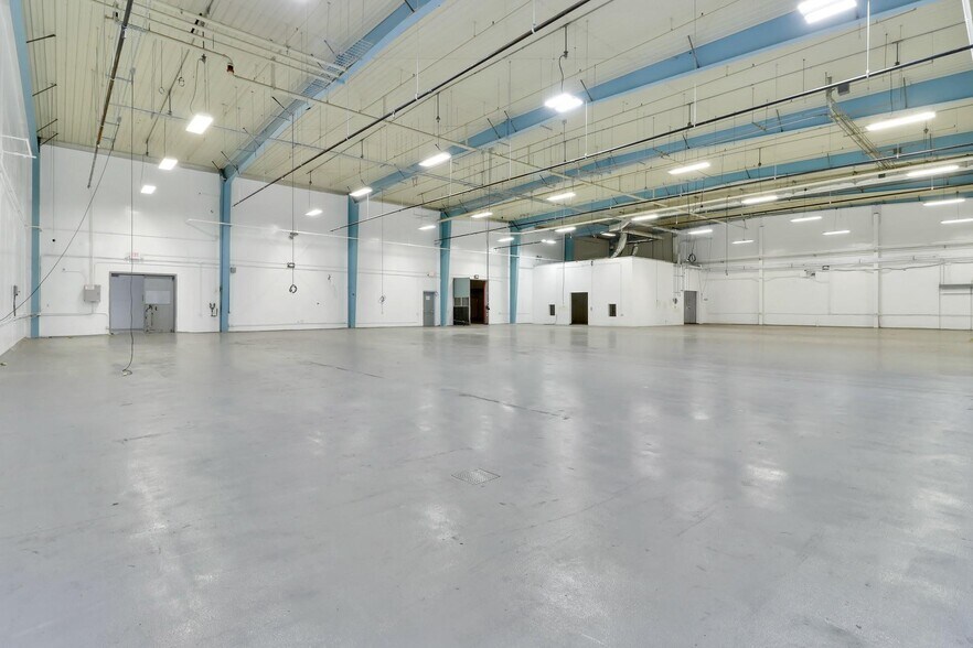 More Photos Of 40 Commercial Ave, Middletown Warehouse For Lease
