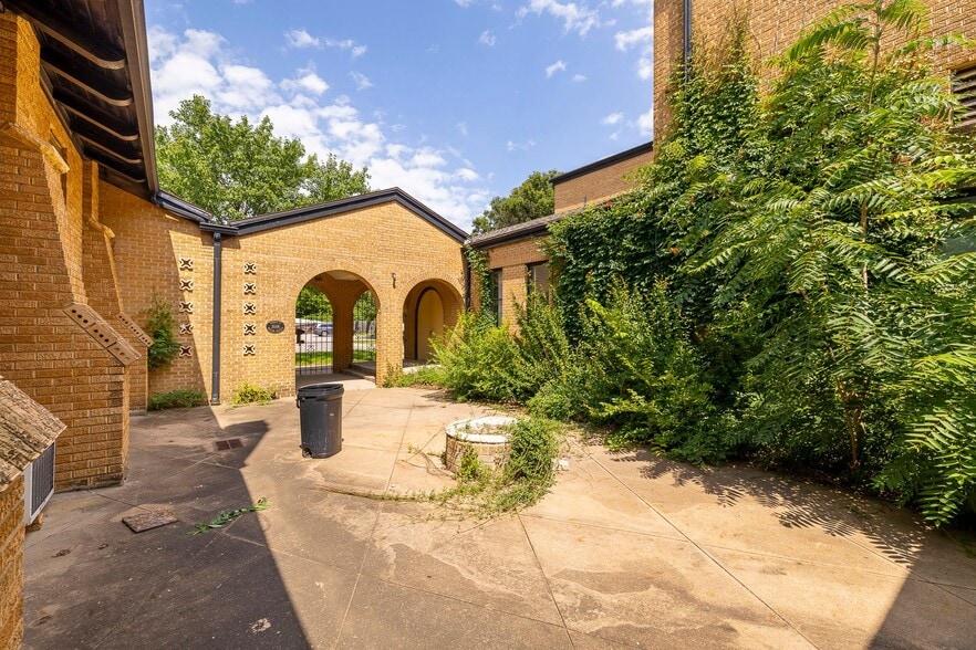 More Photos Of 856 S Green St, Wichita Religious Facility For Sale