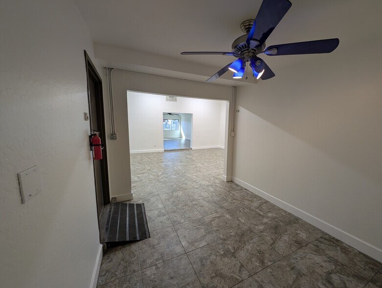 More Photos Of 9108 N Cave Creek Rd, Phoenix Office For Sale