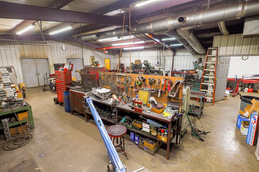 More Photos Of 1111 Mount Tabor Rd, Hartselle Showroom For Sale