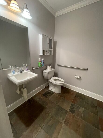 More Photos Of 327 Dahlonega St, Cumming Medical For Lease