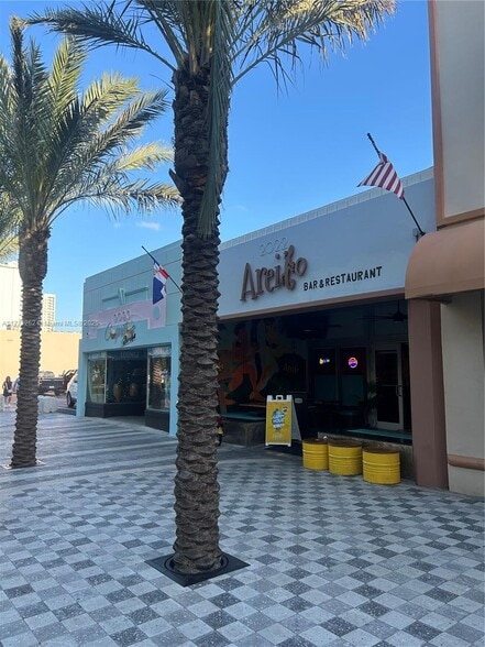 More Photos Of 2022 Hollywood Blvd, Hollywood Restaurant For Sale