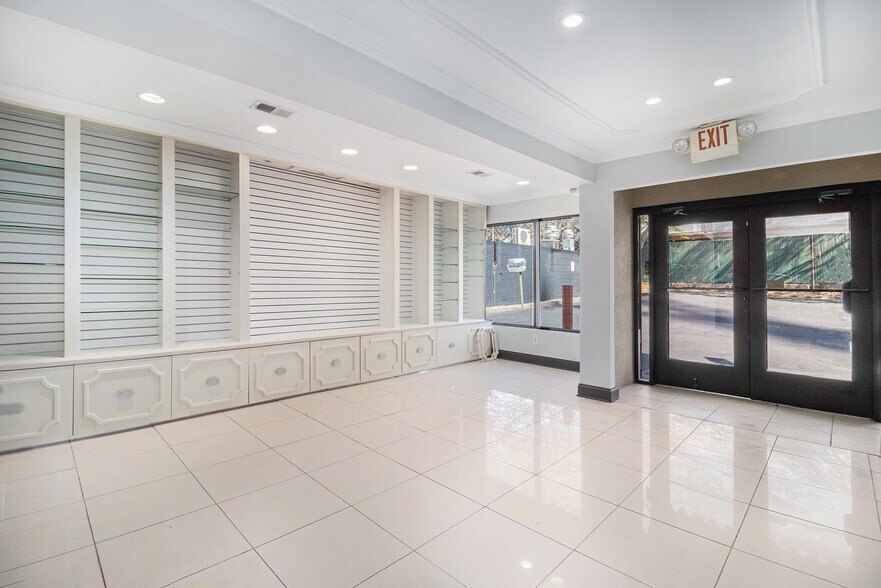 More Photos Of 324 E Paces Ferry Rd NE, Atlanta Storefront Retail Office For Lease