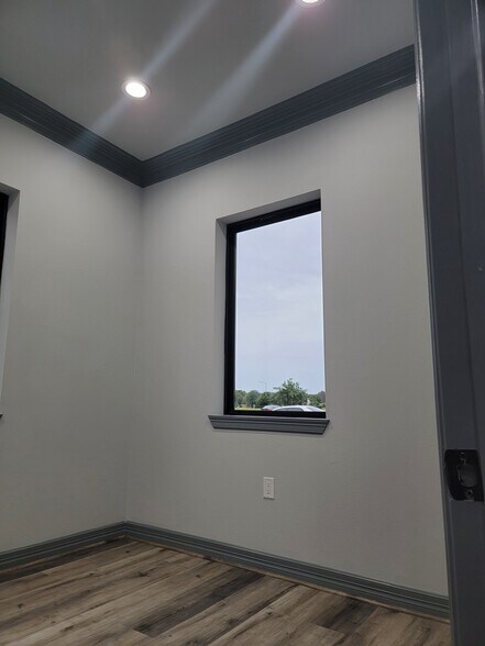 More Photos Of 15018 Lakefair Dr, Richmond Office For Lease
