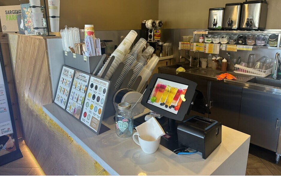 More Photos Of 3066A Hurontario St, Mississauga General Retail For Lease