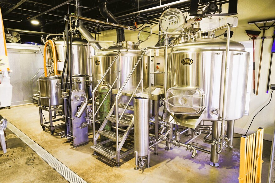 More Photos Of 194 SE Main St, Winston Flex For Sale