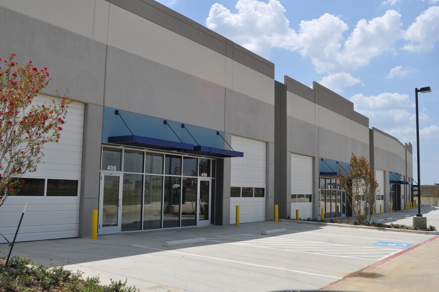 More Photos Of 550 W Round Grove Rd, Lewisville Showroom For Lease