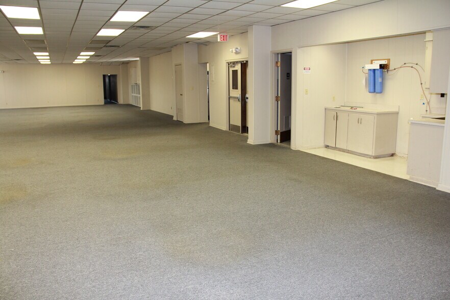 More Photos Of 228 Texas Ave, Hooks Office For Lease