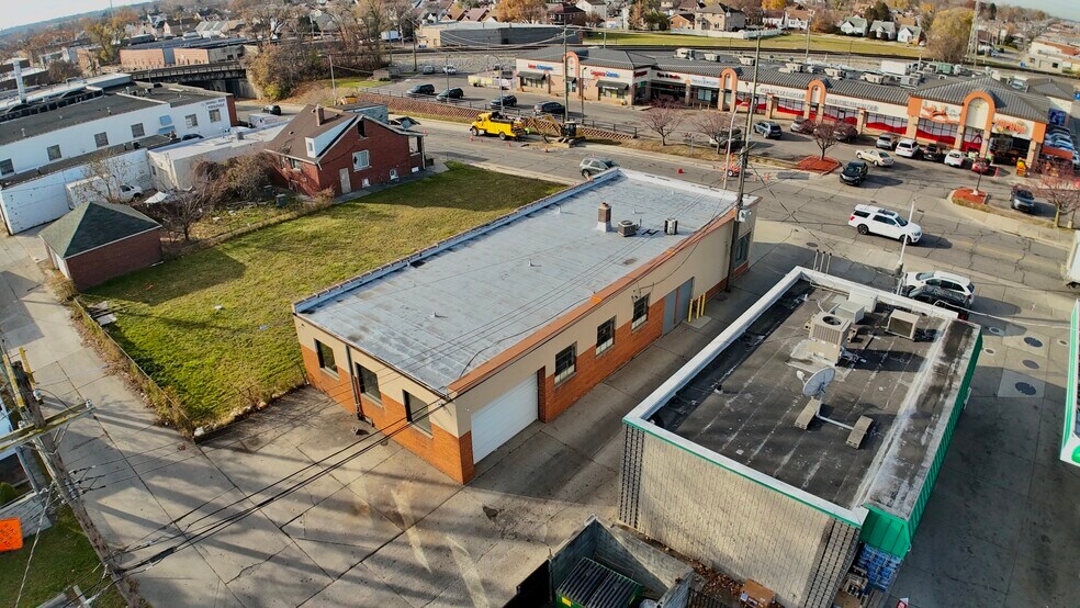 More Photos Of 7120 Chase Rd, Dearborn Flex For Lease