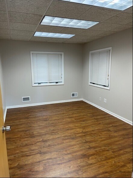 More Photos Of 513R Raritan Ave, Highland Park Office Residential For Lease