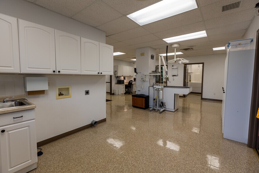 More Photos Of 14605 Velp Ave, Suamico Veterinarian Kennel For Lease