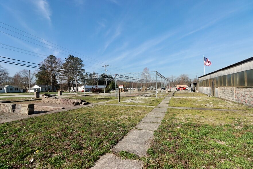 More Photos Of 8265 Euclid Chardon Rd, Kirtland Garden Center For Sale