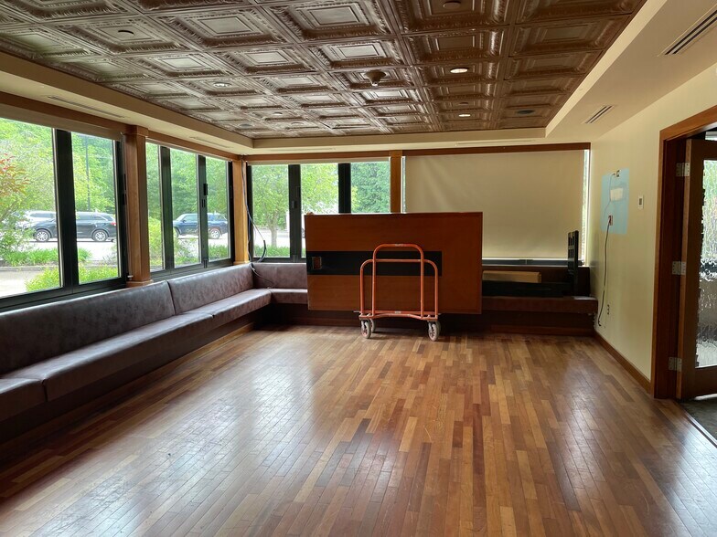 More Photos Of 215 Don Knotts Blvd, Morgantown Office For Lease