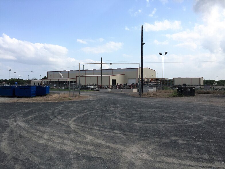More Photos Of 211 Fm 1581, Pearsall Warehouse For Lease