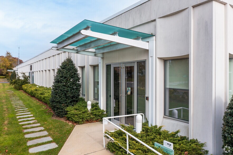 More Photos Of 80 Crossways Park Dr, Woodbury Office For Lease