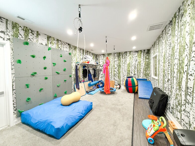 More Photos Of 100 Red Oak Drive, Staunton Office For Sale