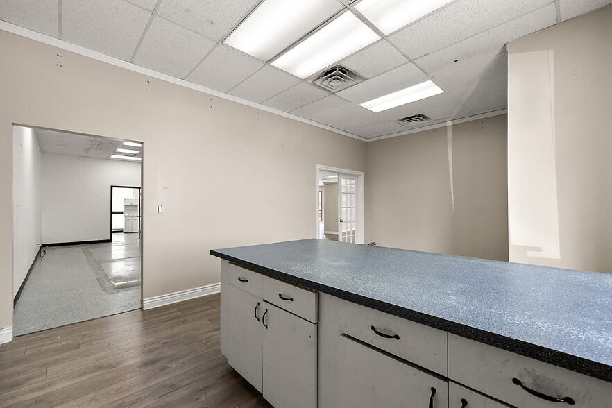 More Photos Of 150 E University Dr, Rochester Storefront Retail Office For Lease