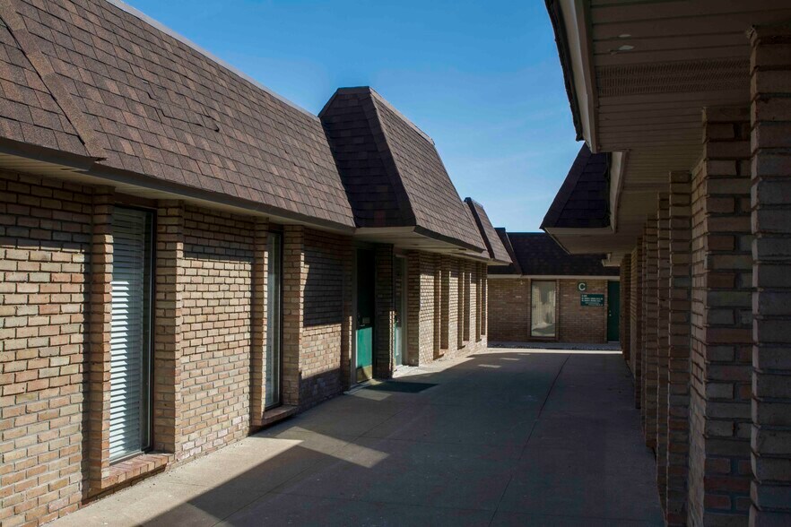 More Photos Of 32910 W 13 Mile Rd, Farmington Hills Medical For Sale