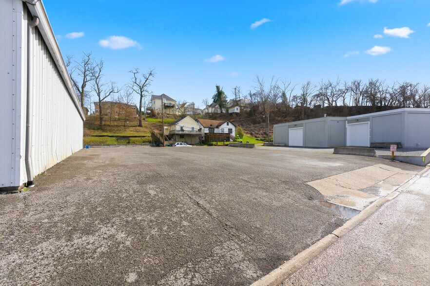 More Photos Of 715 W Pike St, Clarksburg Mixed Retail For Lease